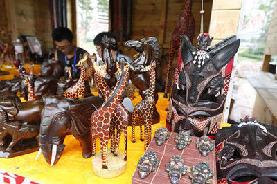 記者探秘啤酒節(jié)特色一條街 匯集8國特色商品(圖)_新浪新聞