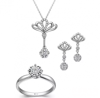 周大生珍愛之冕 為愛榮耀，愛就冠著你